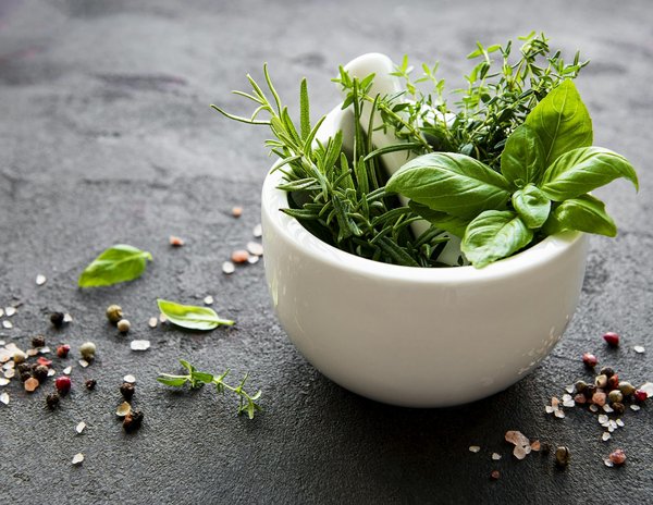 Herbes aromatiques : qu'apportent-elles aux plats ?